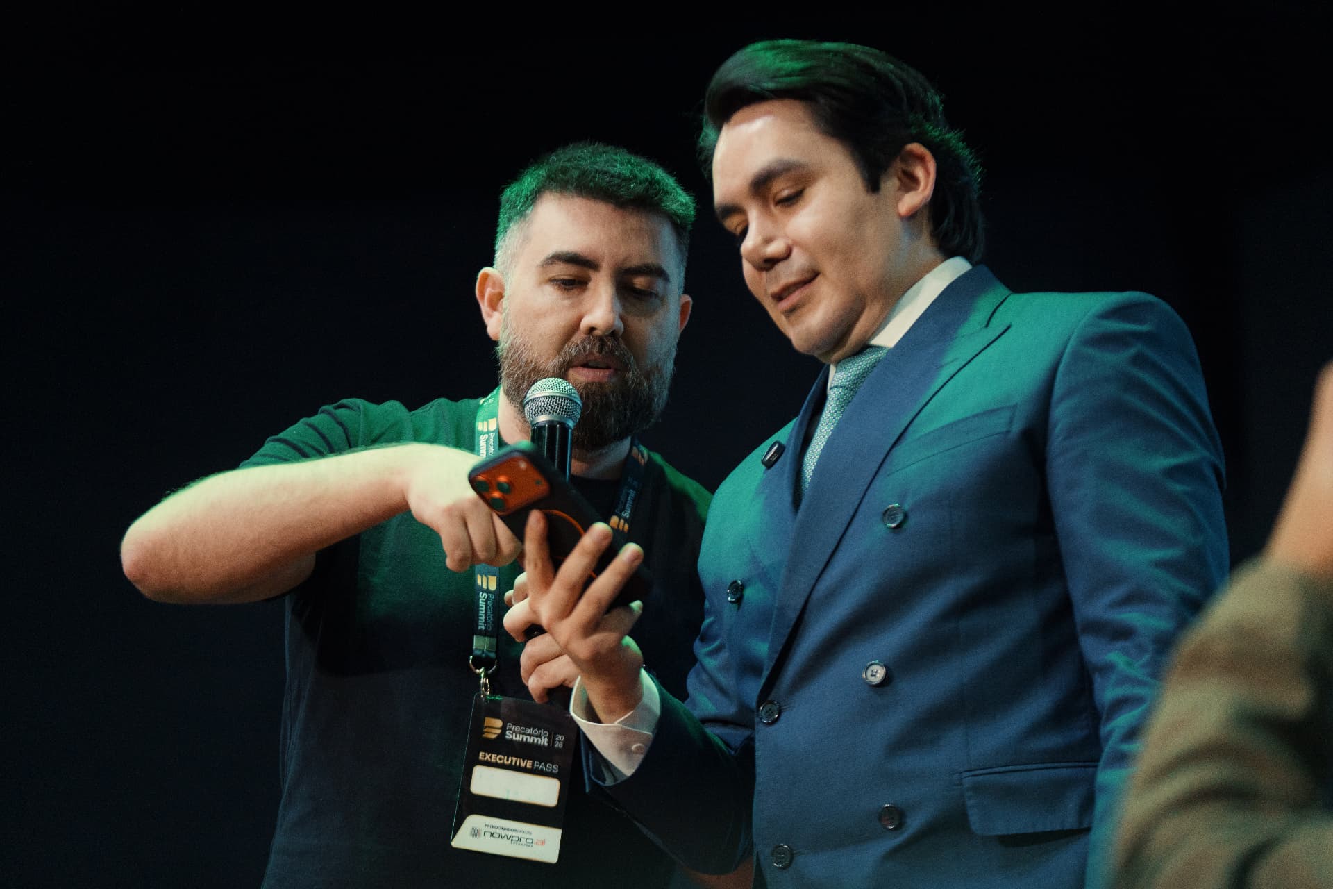 Paulo Corrales em conversa com outro participante durante um evento