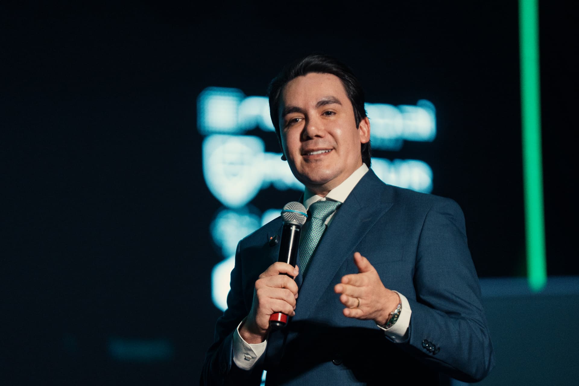 Paulo Corrales falando ao microfone em um evento do setor de precatórios