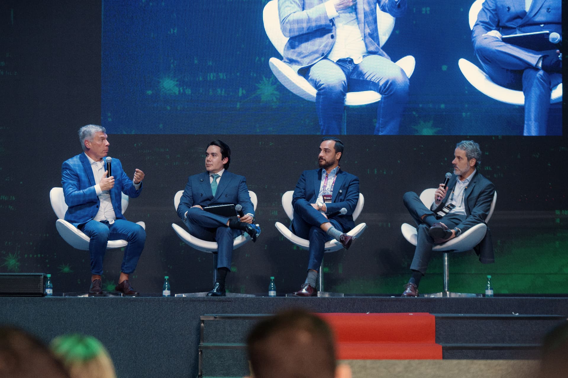 Debate entre profissionais no palco de um evento de precatórios